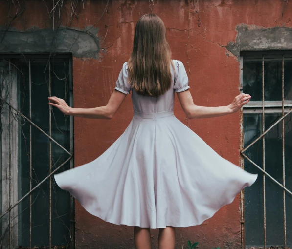 Vintage Vibes: Bringing Retro Fashion into Modern Times